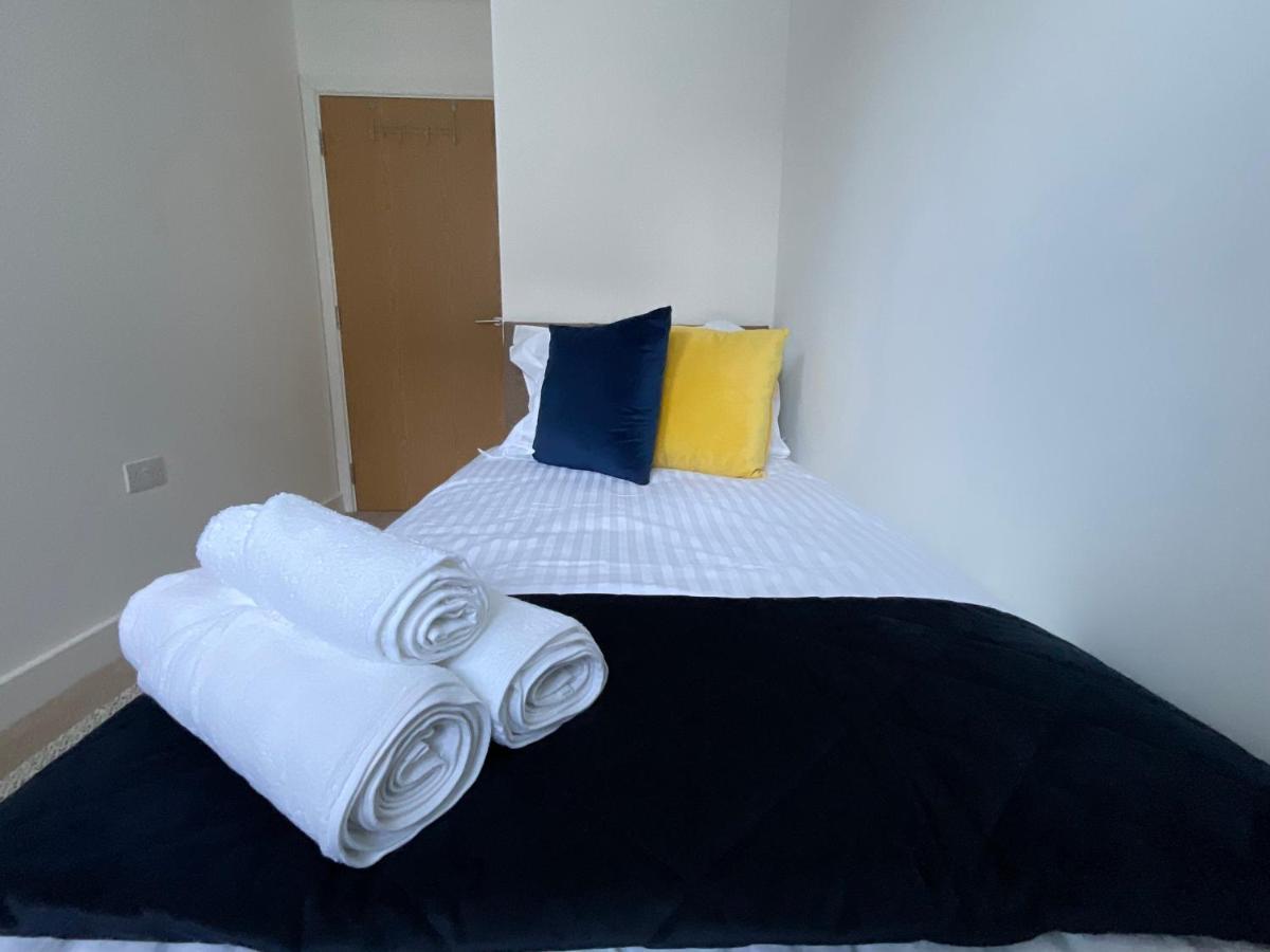 Modern 2 Bed Apt In Egham High Street, With Private Parking And Wifi Apartment Exterior foto