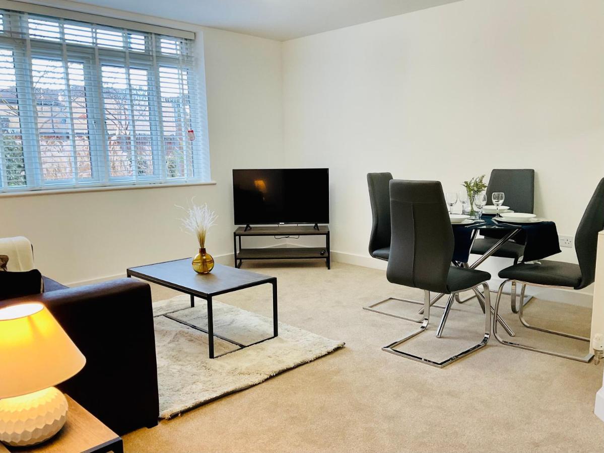 Modern 2 Bed Apt In Egham High Street, With Private Parking And Wifi Apartment Exterior foto