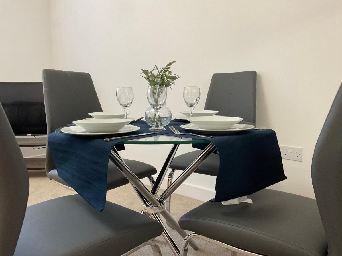 Modern 2 Bed Apt In Egham High Street, With Private Parking And Wifi Apartment Exterior foto
