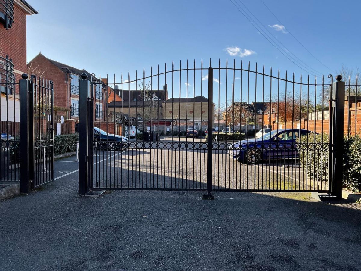 Modern 2 Bed Apt In Egham High Street, With Private Parking And Wifi Apartment Exterior foto